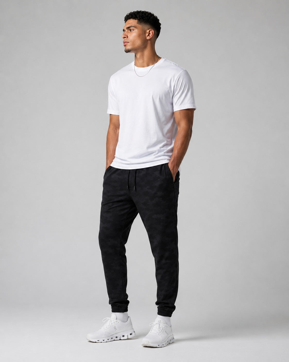 Mateo is 6'1”, wears size M