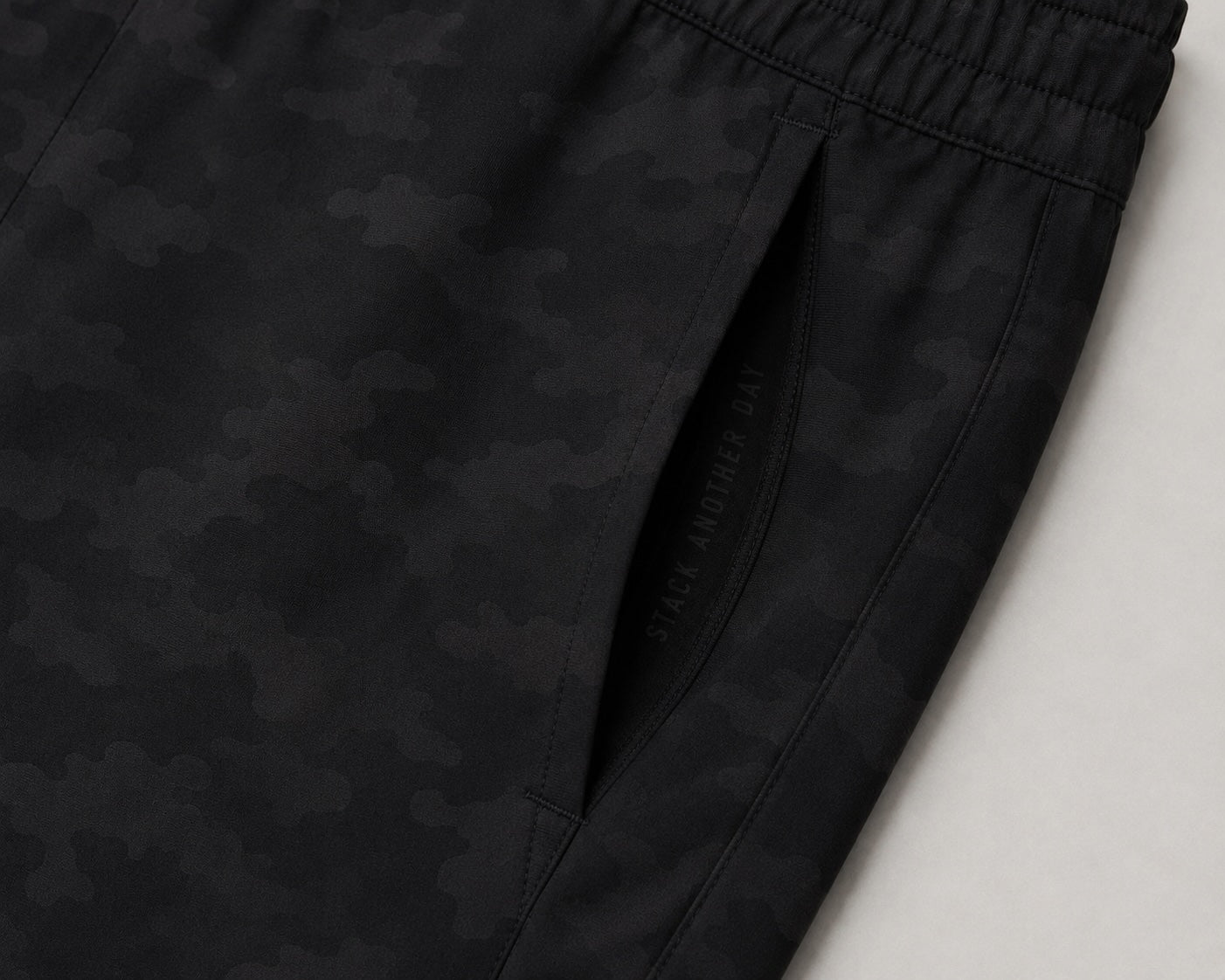 Compound Momentum™ Jogger 30