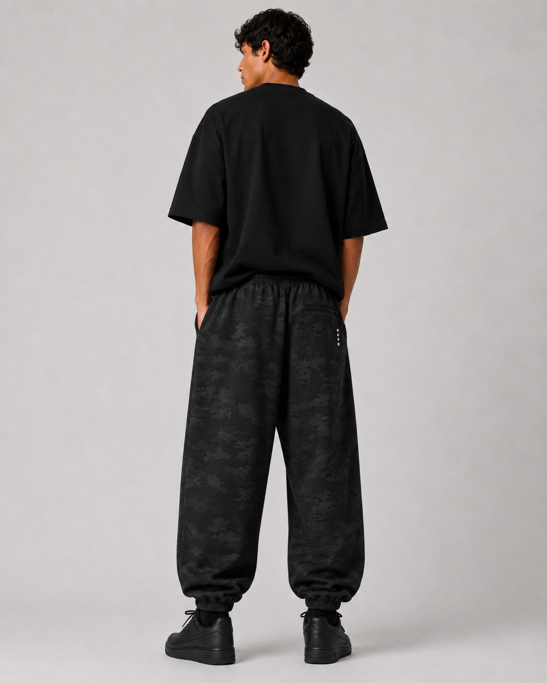 Nick is 6’1”, wears size L