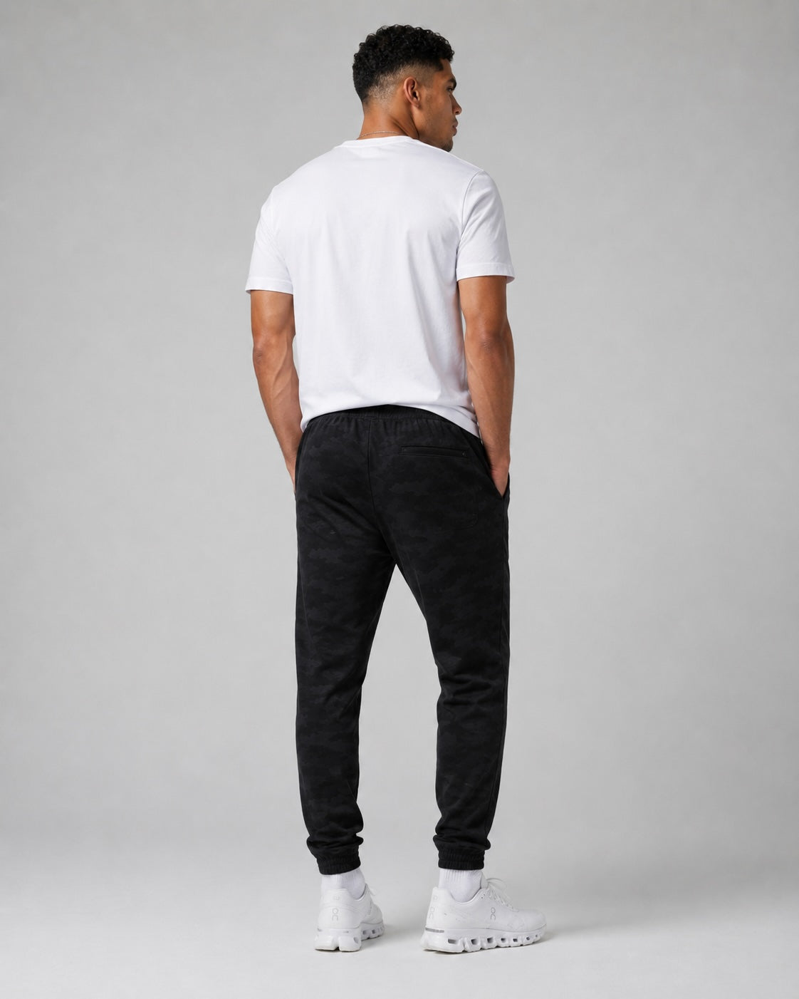 Mateo is 6'1”, wears size M